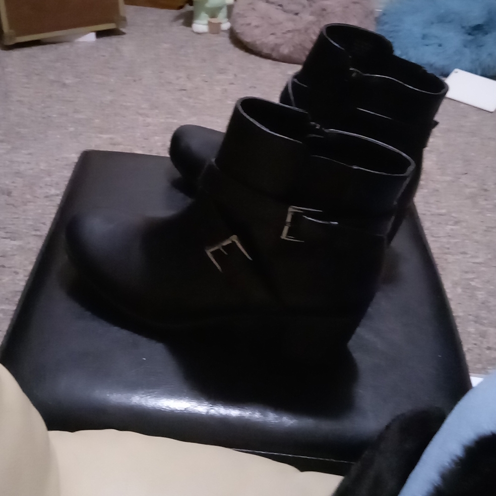 Croft & Barrow women's size 8 M ankle boot.  Black
